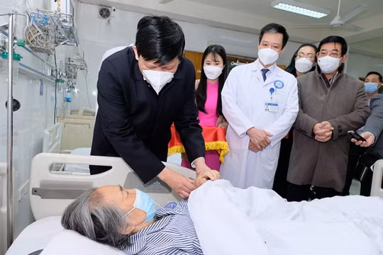 Bộ trưởng Nguyễn Thanh Long đi thăm, chúc Tết bác sĩ và người bệnh