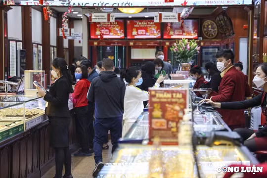 Hà Nội: Nhộn nhịp người dân đi mua vàng trước ngày vía Thần Tài