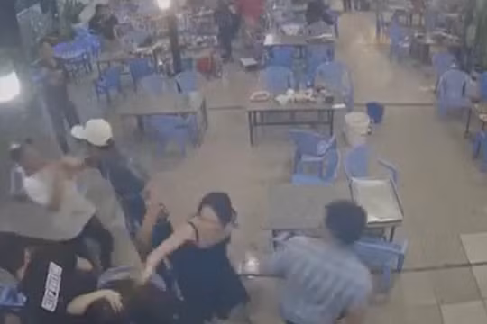 Mời bia, xin số điện thoại không thành, nhóm thanh niên hành hung dã man 4 cô gái
