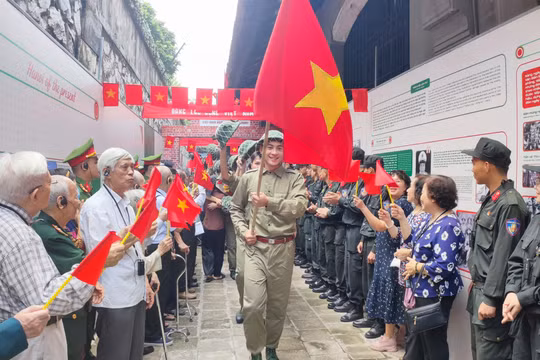 Trưng bày ''Khúc ca khải hoàn'', tái hiện không khí Ngày Giải phóng Thủ đô