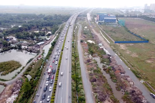 Dự án đường song hành cao tốc vẫn thi công "rùa bò" sau 5 năm