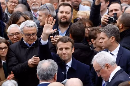 Bầu cử Pháp: Ông Macron tìm cách tăng tốc trước sự bám sát của bà Le Pen