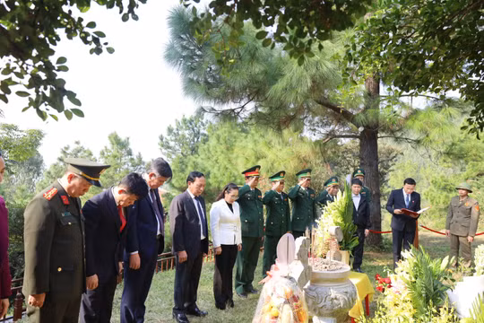Dâng hương Đại tướng Võ Nguyên Giáp nhân Ngày thành lập Quân đội nhân dân Việt Nam