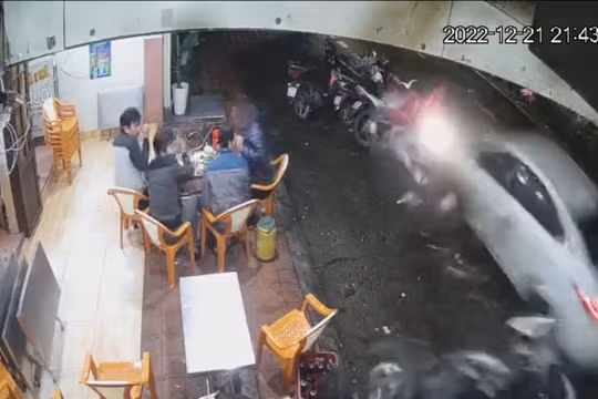 Thừa Thiên Huế: Tài xế say rượu, lái ô tô đâm liên tiếp 8 xe máy
