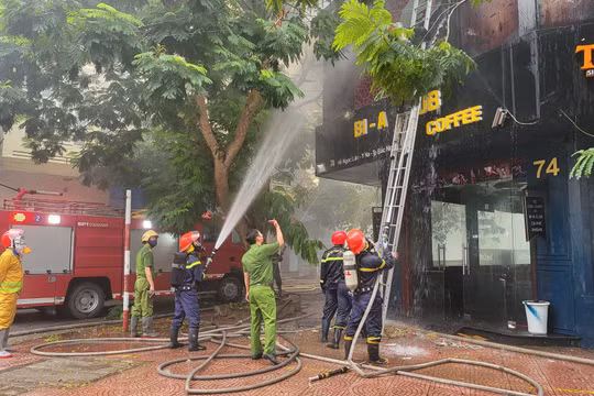 Bắc Ninh: Cháy lớn tại quán Bi-a Club, khói đen bốc lên ngùn ngụt