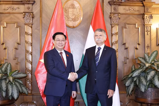 Chủ tịch Quốc hội Hungary chủ trì lễ đón và hội đàm với Chủ tịch Quốc hội Vương Đình Huệ
