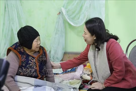 Phó Chủ tịch nước thăm, tặng quà Mẹ Việt Nam Anh hùng, gia đình chính sách