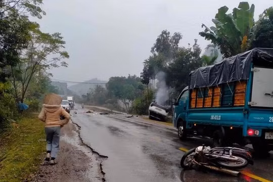 Hoà Bình: Ô tô tông liên hoàn 2 xe máy, 2 người thương vong