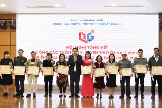 Trung tâm Truyền thông tỉnh Quảng Ninh khen thưởng cộng tác viên có thành tích xuất sắc năm 2022