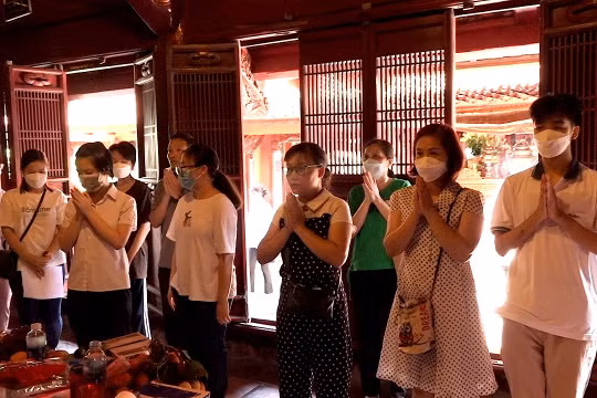 Hà Nội: Thí sinh đổ về Văn Miếu cầu may trước kỳ thi vào lớp 10