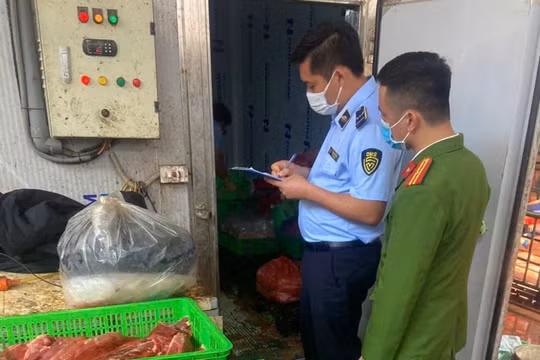 Hưng Yên: Phát hiện thịt lợn tím bầm, bốc mùi tại hai cơ sở giết mổ