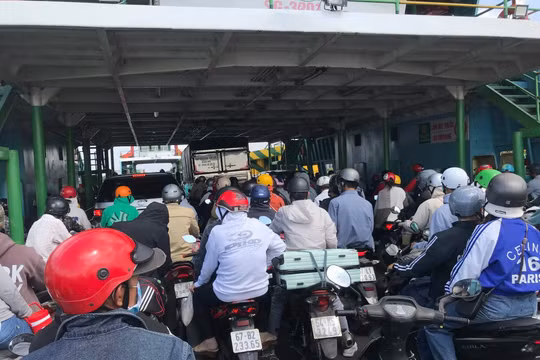 Người dân bắt đầu trở lại TP HCM, bến phà, sân bay nhộn nhịp
