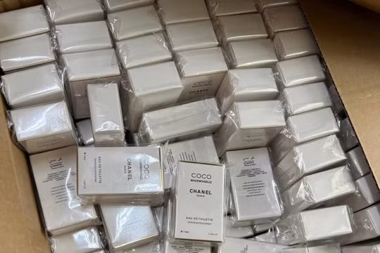 Triệt phá đường dây sản xuất nước hoa 'hàng hiệu' bằng công thức tự chế