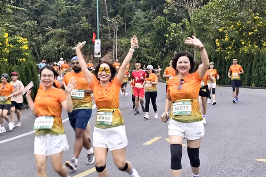 Sắc cam bùng cháy tại Yên Tử Heritage Marathon 2025