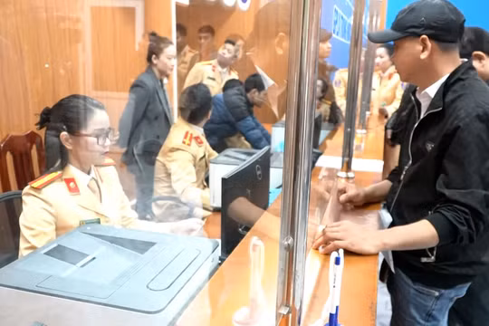 Thủ tục thuận lợi trong ngày đầu CSGT cấp, đổi giấy phép lái xe