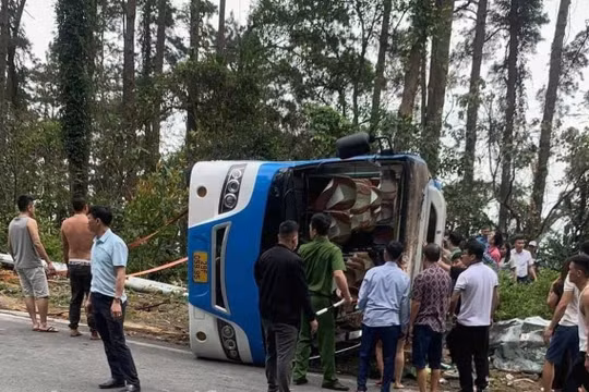 Tạm giữ hình sự tài xế vụ lật xe khách ở đèo Tam Đảo làm 4 người chết