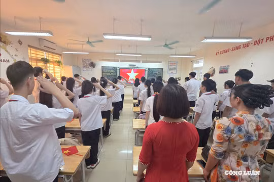 Học sinh chào cờ trực tuyến, thả chim bồ câu gửi ước mơ trong ngày khai giảng