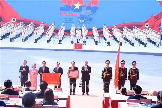 Trao tặng danh hiệu 'Anh hùng Lao động' cho Đảng bộ, Chính quyền và Nhân dân Thành phố Hồ Chí Minh