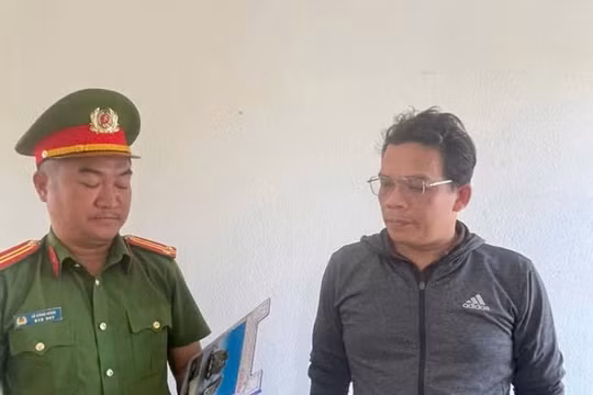 Nhận 'chạy' sổ đỏ rồi chiếm đoạt gần 1 tỷ đồng