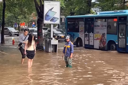 Ngập úng tiếp tục kéo dài, người dân Thủ đô chật vật trong biển nước