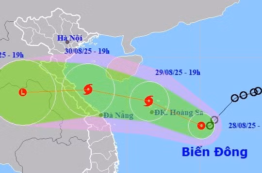Áp thấp nhiệt đới trên Biển Đông mạnh lên, hướng vào miền Trung