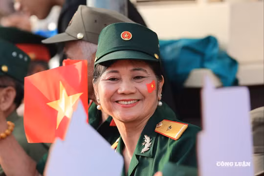Người dân hân hoan, hát vang những ca khúc cách mạng dọc các tuyến đường đoàn diễu binh đi qua