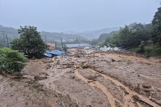 Số người chết vì mưa lũ ở Hàn Quốc tăng lên 14