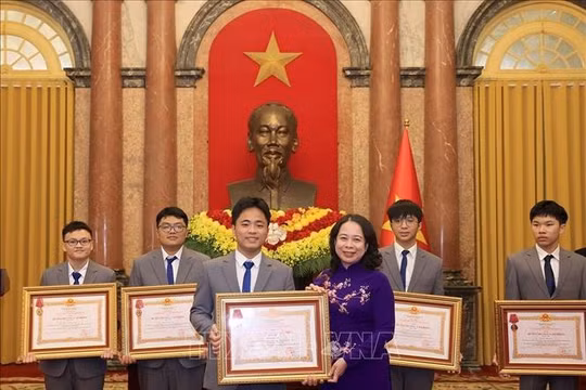 Phó Chủ tịch nước Võ Thị Ánh Xuân trao Huân chương Lao động cho học sinh đoạt giải quốc tế năm 2025