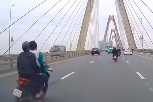 Xử lý nhóm thanh niên đi xe máy vi phạm an toàn giao thông trên cầu Nhật Tân