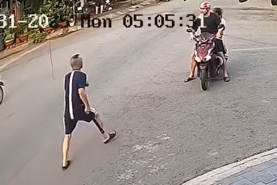 Bình Dương: Tài xế ô tô cầm gậy đánh người đàn ông đang chở con đi học