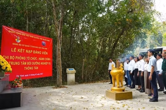 Thông tấn xã Việt Nam về nguồn tri ân các Anh hùng liệt sĩ