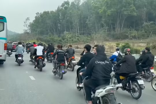 Công an tỉnh Thanh Hóa vào cuộc xác minh nhóm thanh niên 'đầu trần' chạy xe trên quốc lộ