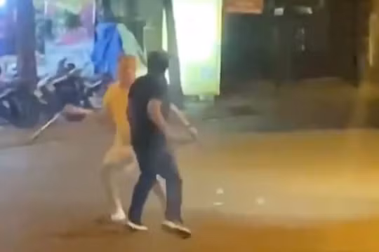 TP. HCM: Bắt giam hai tài xế cầm mã tấu dọa chém nhau trên đường