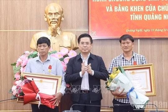 Trao Huân chương Dũng cảm của Chủ tịch nước cho 2 công dân Lý Sơn