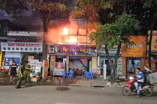 Hà Nội: Cháy lớn tại quán lẩu nướng, nhiều tài sản bị thiêu rụi