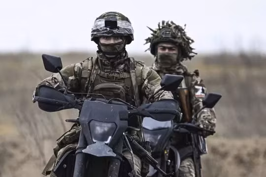 Nga chuyển sang dùng xe máy để tránh UAV Ukraine trên tiền tuyến