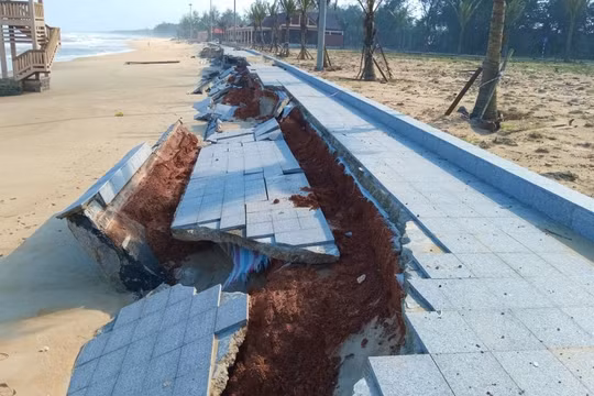 Quảng Trị: Sóng biển đánh sạt đường đi bộ, bãi tắm Nam Cửa Tùng bị uy hiếp