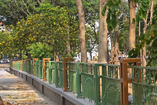 Công viên Cầu Giấy lắp đặt hàng rào mới