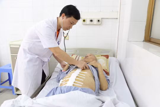 Cứu sống cụ ông 85 tuổi bị vỡ phình động mạch bụng