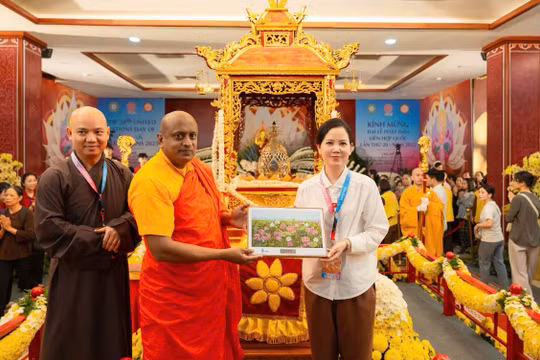 Tặng 10.000 bản in tranh 'Liên hoa tịnh cảnh' cho các đại biểu trong và ngoài nước tham dự Vesak 2025