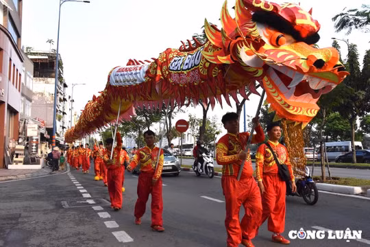 Ngắm đoàn diễu hành đường phố trong ngày Tết Nguyên tiêu ở TP HCM