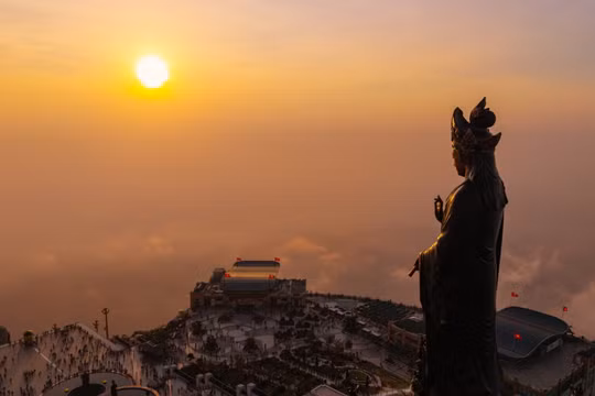 Người dân 'ùn ùn' đổ về núi Bà Đen chơi xuân Rằm tháng Giêng