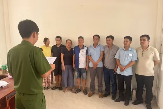 Phát hiện sới bạc 'khủng' trong vỏ bọc gara ô tô