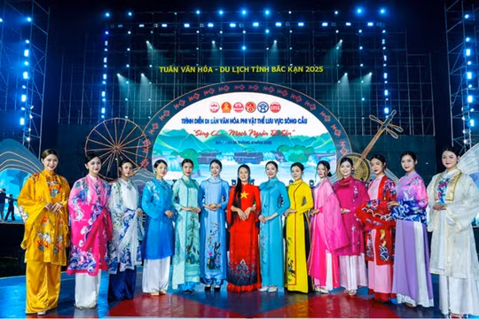 Nhà thiết kế Vũ Thảo Giang ra mắt 6 bộ sưu tập áo dài đặc biệt nhân kỷ niệm 50 năm Giải phóng miền Nam, thống nhất đất nước