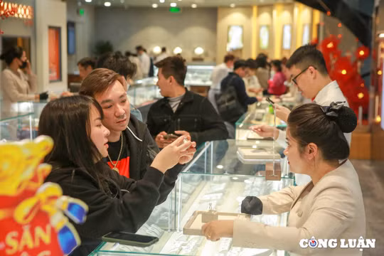 Hà Nội: Nhộn nhịp người dân đi mua bán vàng trước ngày vía Thần Tài