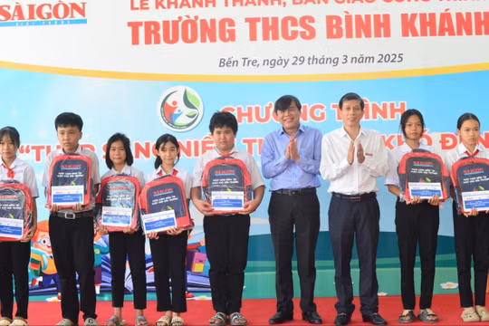 Báo Sài Gòn Giải Phóng trao học bổng và bàn giao công trình trường học hơn 6 tỷ đồng tại Bến Tre