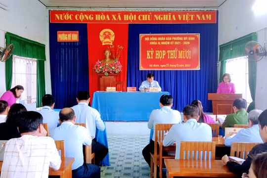Hội đồng nhân dân xã, phường có quyền đình chỉ thi hành, bãi bỏ văn bản trái luật của UBND cùng cấp