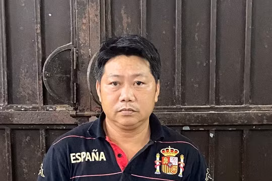 18 năm trốn truy nã tại nước ngoài, đối tượng bị bắt giữ ngay sân bay khi trở về nước
