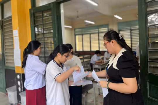 Gần 100.000 sĩ tử tại TP HCM bước vào môn thi thứ 2