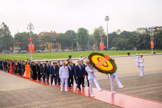 Lãnh đạo Đảng, Nhà nước và các đại biểu Quốc hội vào Lăng viếng Chủ tịch Hồ Chí Minh